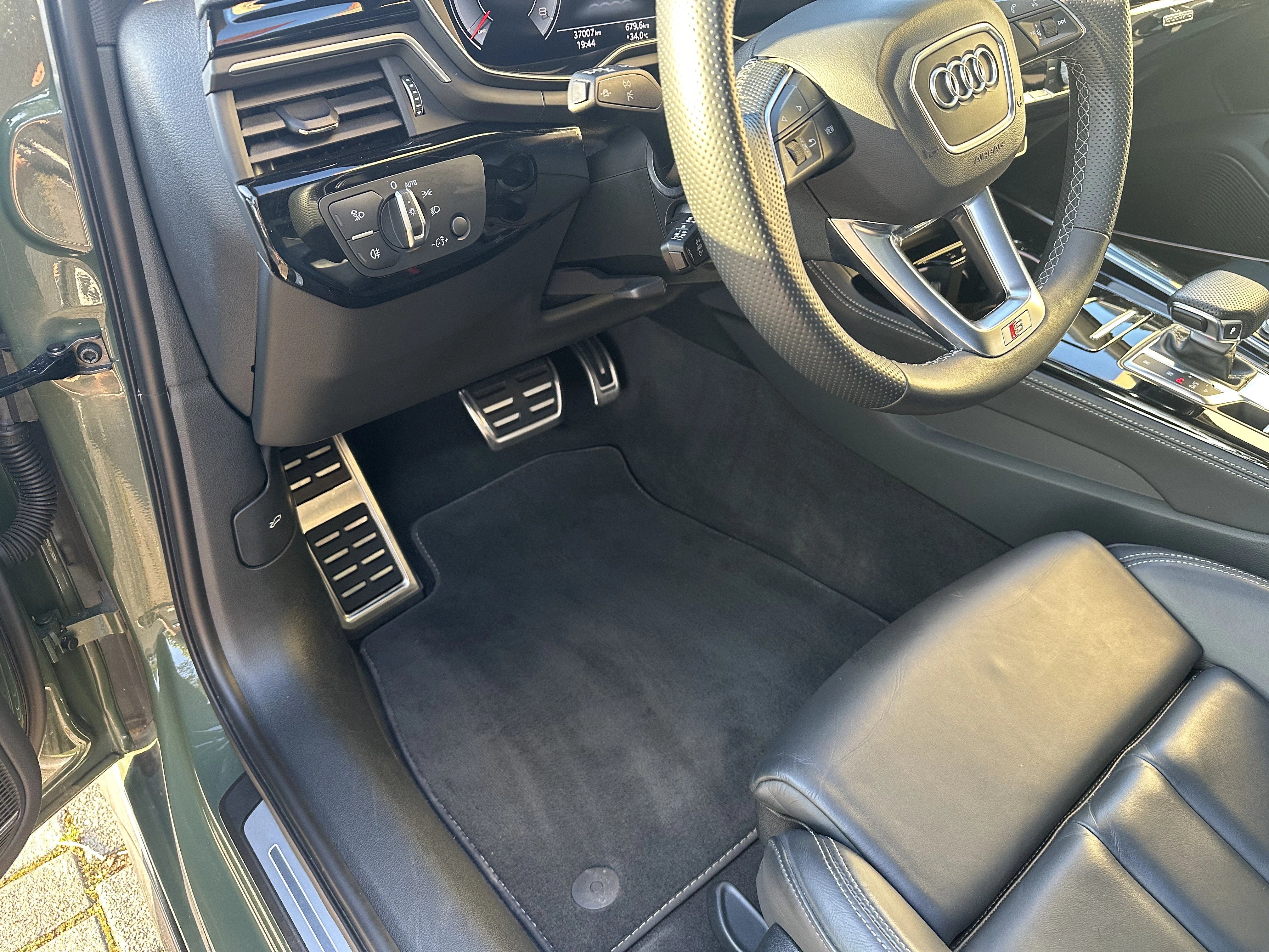 Audi A4 - Fahrer-Fußraum - Nachher