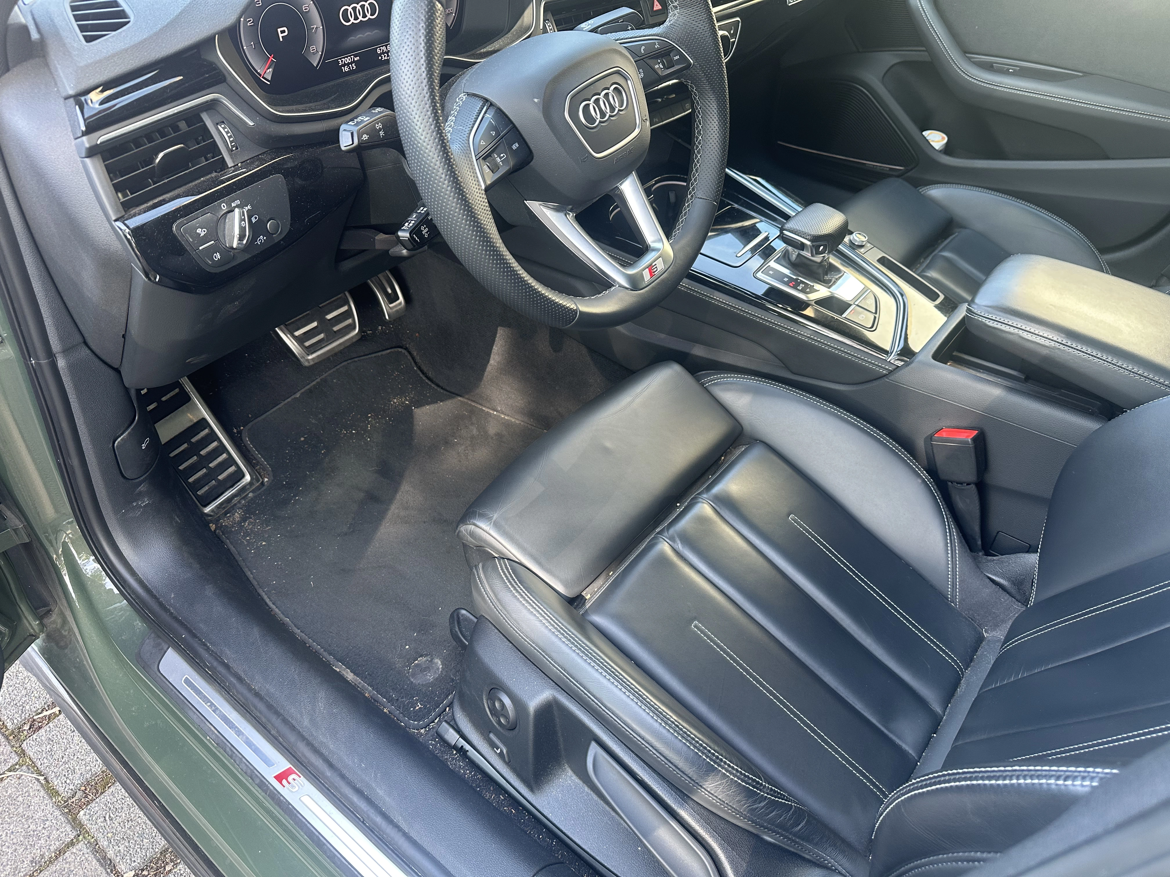 Audi A4 - Fahrer-Fußraum - Vorher